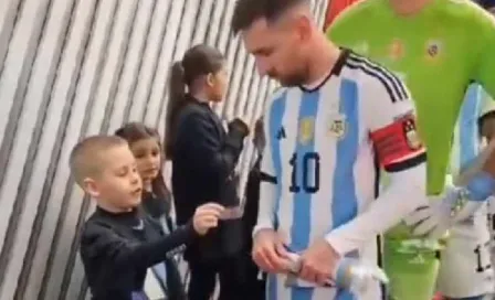 Niño le regala dos estampas doradas a Lionel Messi previo al partido vs Ecuador