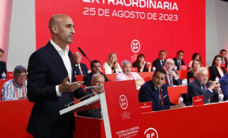 Luis Rubiales es acusado por la Fiscalía Española de agresión sexual y coacciones