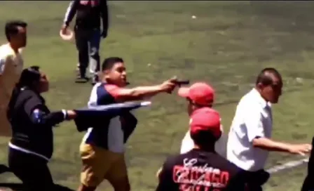 Hombre saca arma y amenaza a jugadores en partido de futbol amateur en Toluca