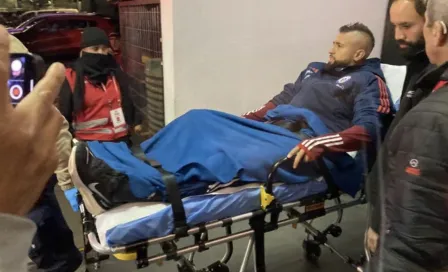 Arturo Vidal sufre lesión y abandona en camilla el Monumental, entre lágrimas