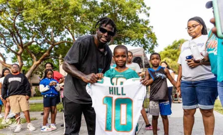 Tyreek Hill regala jersey autografiado al 'Mini Cheetah'