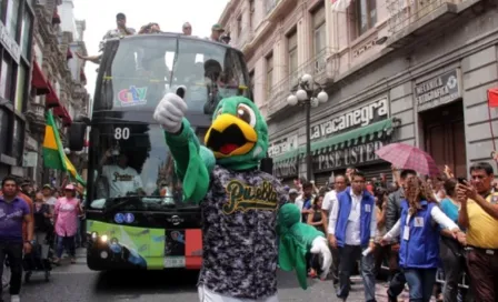 Pericos de Puebla desfilan por el Zócalo tras haber conseguido el campeonato en LMB