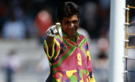 Jorge Campos es homenajeado en París por su icónico uniforme de colores