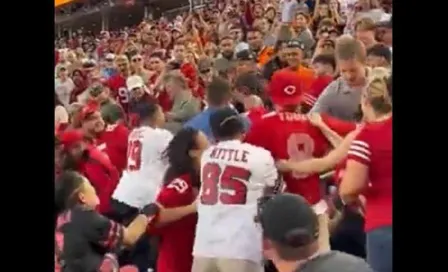 ¡Se armó la bronca! Aficionados de 49ers se pelean dentro del estadio