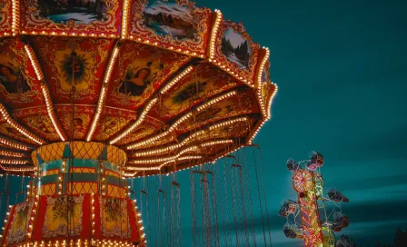 Mujer sale volando en juego de las sillas en parque de Brasil 