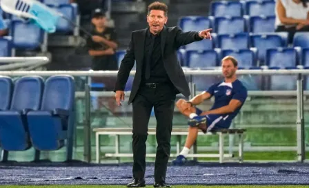 Simeone reconoce a sus futbolistas tras ganar el Derbi de Madrid