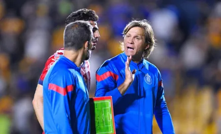 Claudio Arzeno, auxiliar de Paunovic, se hace de palabras con la afición de Chivas