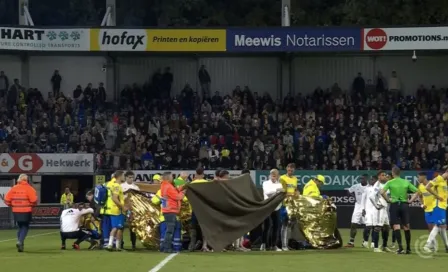 Portero de Waalwijk queda noqueado tras recibir brutal golpe en la cabeza en duelo ante Ajax