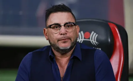 Antonio Mohamed hace seña a la banca del América, insinuando que pagaron al árbitro