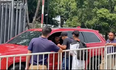 Érick Gutiérrez y Víctor Guzmán atendieron a los aficionados tras el entrenamiento