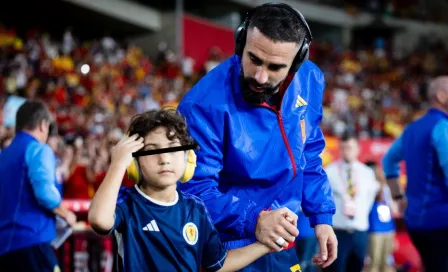 ¡Emotivo gesto! Morata y Carvajal utilizan audífonos de cancelación de ruido en apoyo al autismo