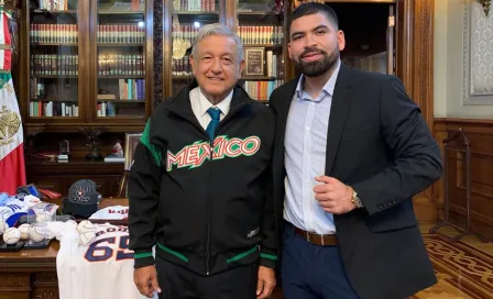 AMLO presume foto con José Urquidy previo al inicio de las finales de las Grandes Ligas