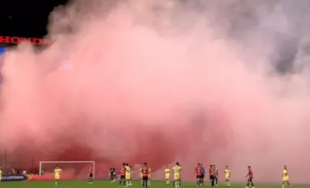 ¡Le ponen color! Aficionados de Chivas y América prenden bengalas en el Clásico Nacional