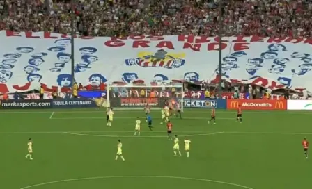 Afición de Chivas lanza tifo al América: "Ellos nos hicieron grandes, no una televisora"