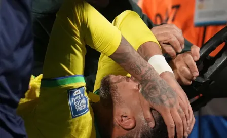 Neymar sale lesionado y en camilla en duelo entre Brasil y Uruguay