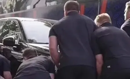 All Blacks levantan un auto de tres toneladas para despejar el camino de su autobús