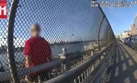 Policía de Nueva York rompe en llanto tras convencer a un hombre de no saltar de un puente