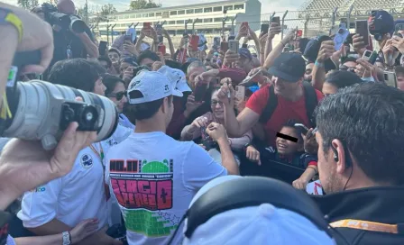 Checo Pérez firmó autógrafos y se tomó fotos en el Pit Walk del GP de México