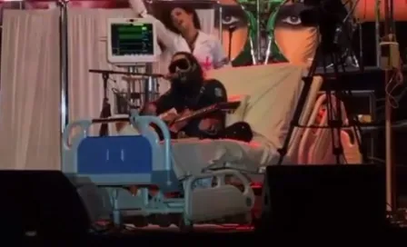 Jay de la Cueva da concierto con Moderatto en camilla de hospital