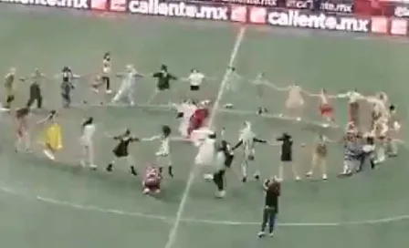 ¡Sacó los pasos prohibidos! 'La monja' fue el espectáculo de medio tiempo del juego de Xolos