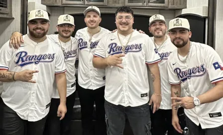 Grupo Frontera da concierto con camisola de los Rangers de Texas