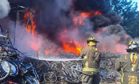 Incendio consume un depósito vehicular en Tláhuac, Ciudad de México