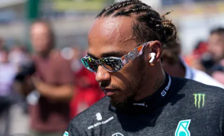 Lewis Hamilton 'tira la toalla' en la carrera con Checo por segundo lugar: 'Está muy lejos' 