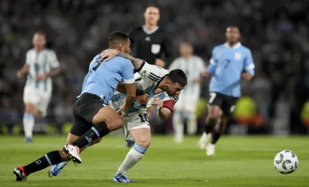 Messi y Sebastián Cáceres protagonizan pelea en el Argentina vs Uruguay