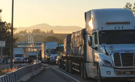 Carretera México-Querétaro es cerrada por más 15 horas luego de que volcó una pipa de gas