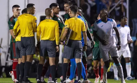 César Montes manoteó a un auxiliar tras la derrota de México ante Honduras