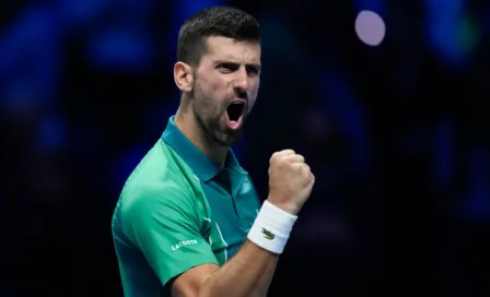 Novak Djokovic vence a Carlos Alcaraz y apunta a refrendar su título en las ATP Finals