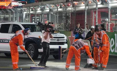 ¡Epa! Comisario de F1 se cae en la pista durante el Gran Premio de Las Vegas y desata risas