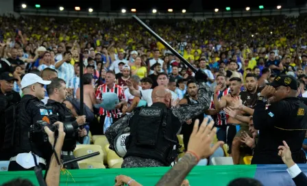 ¡Bronca en Maracaná! Aficionados argentinos y policía brasileña se enfrentan en el Brasil vs Argentina