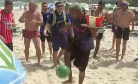 Vendedor ambulante brasileño humilla a hincha argentino en las playas de Rio