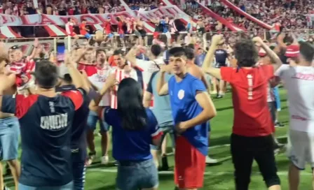 Aficionados de Unión Sante Fe invaden cancha tras salvarse del descenso en Argentina