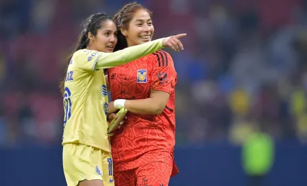 ¡Viva el amor! Alison González y Ceci Santiago protagonizan beso previo al Tigres vs América