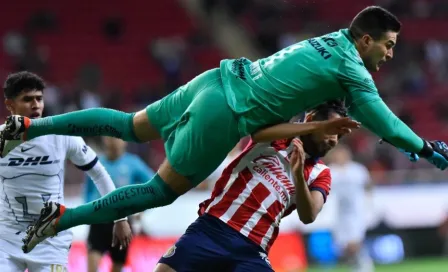 ¡Tremendo! Julio González y Ricardo Marín protagonizan duro choque en el inicio del juego