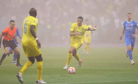 Cristiano Ronaldo hace señas de 'pagos' al árbitro en la derrota ante Al-Hilal