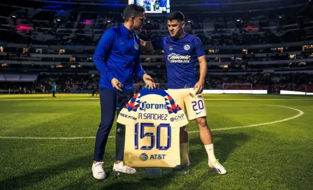 Richard Sánchez recibe reconocimiento en América por cumplir 150 partidos