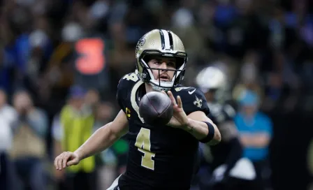 Derek Carr sale lesionado durante la derrota de Saints ante Lions