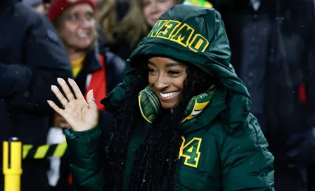 Aficionado de Green Bay sorprendió con un par de regalos a Simone Biles