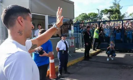 ¡Lo van a extrañar! Aficionados despiden a Luis Suárez en el aeropuerto de Porto Alegre