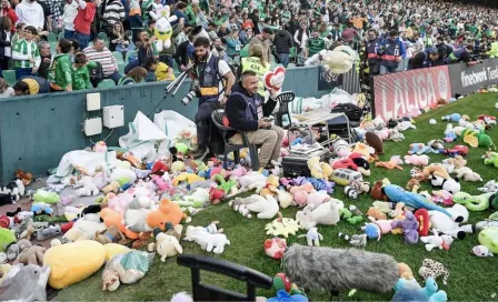 Así se vivió la lluvia de peluches en el Benito Villamarín en el Betis vs Real Madrid