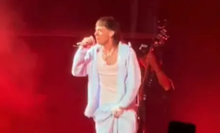 ¡Ah caray! Se le caen los pantalones a Peso Pluma en pleno concierto en Argentina 