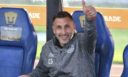 Aficionado de Cruz Azul 'enloquece' al conocer a Chaco Giménez