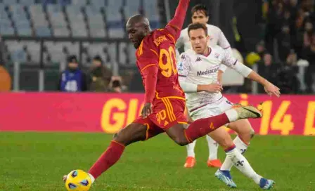 Con nueve hombres, Roma rescató el empate en casa ante Fiorentina