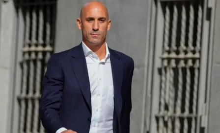 FIFA acusa que Luis Rubiales 'besó con fuerza' a jugadora inglesa en la Final del Mundial Femenil