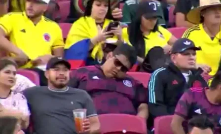 ¡Le ganó el sueño! Aficionado de México se queda dormido en el amistoso ante Colombia