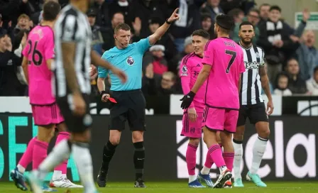 Raúl Jiménez fue expulsado del Fulham vs Newcastle por una entrada 'criminal' sobre Longstaff