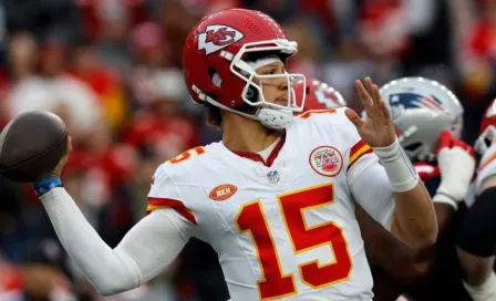 Mahomes vuelve a mostrar frustración y avienta su casco